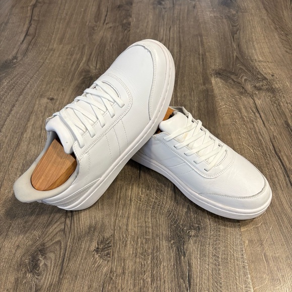 Sleek White Women's Sneakers - Picture 4 of 13